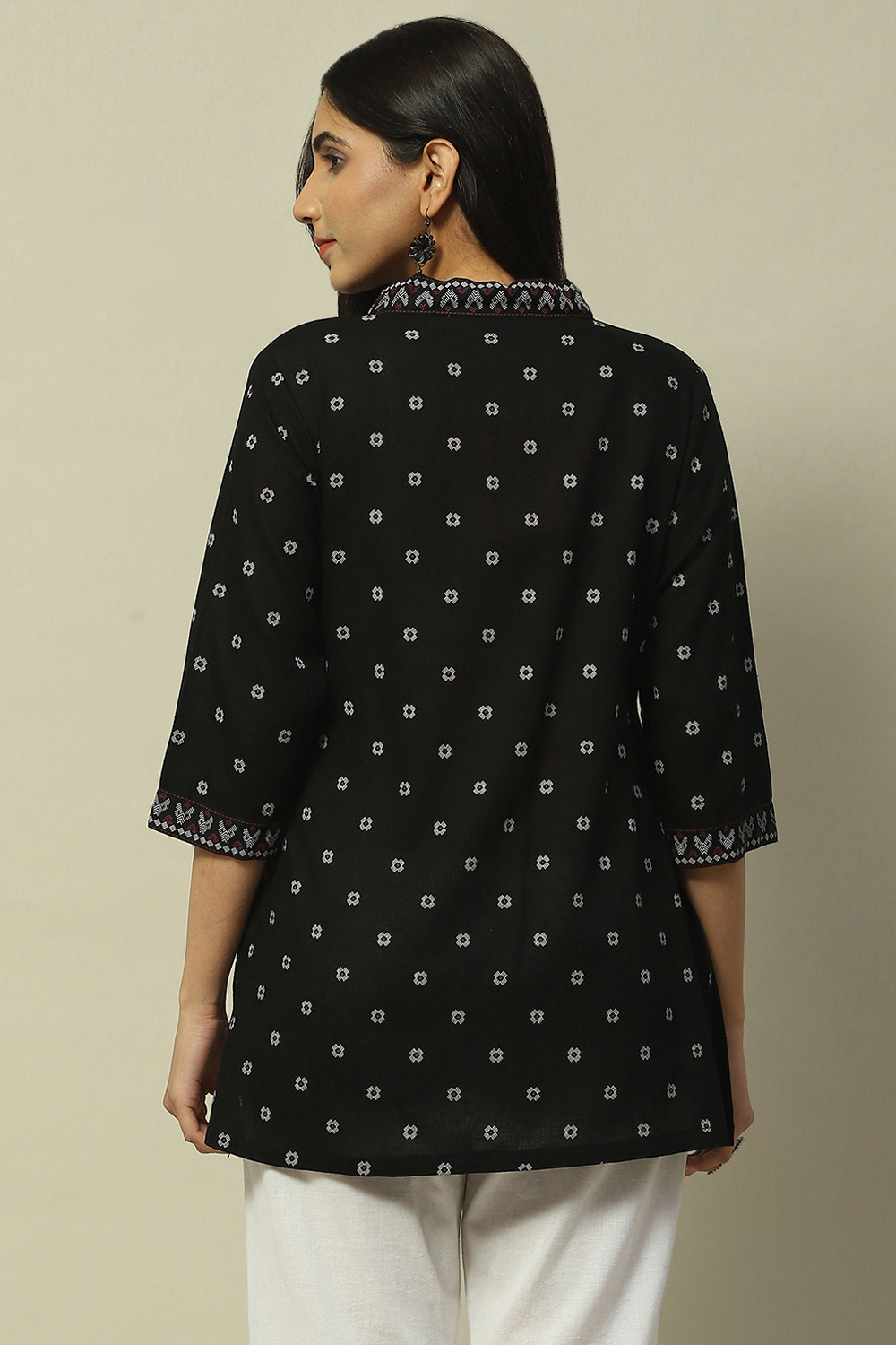 Off-White Geometric Printed Straight Indie Top image number 3
